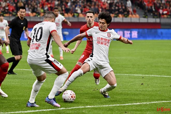 开云线上登录-曼联扳平良机备战中超今晚成都蓉城强势反弹，媒体一致点评：中超今夜刷纪录