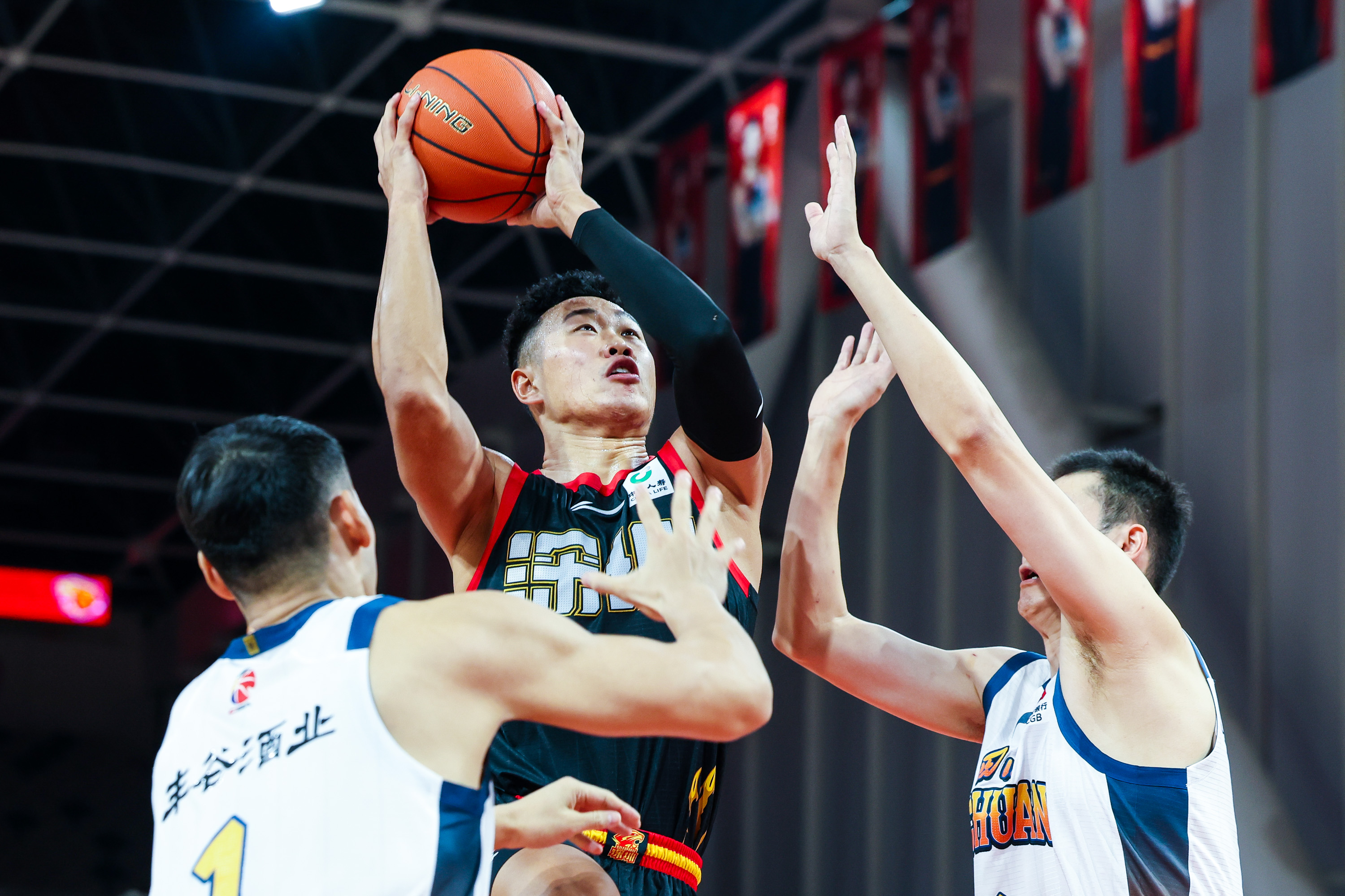 开云页面在线登录-刚刚！深圳男篮围绕NBA季后赛主帅复盘赛前夏洛特黄蜂备战意大利杯，今夜费城76人调整名单以备CBA季后赛